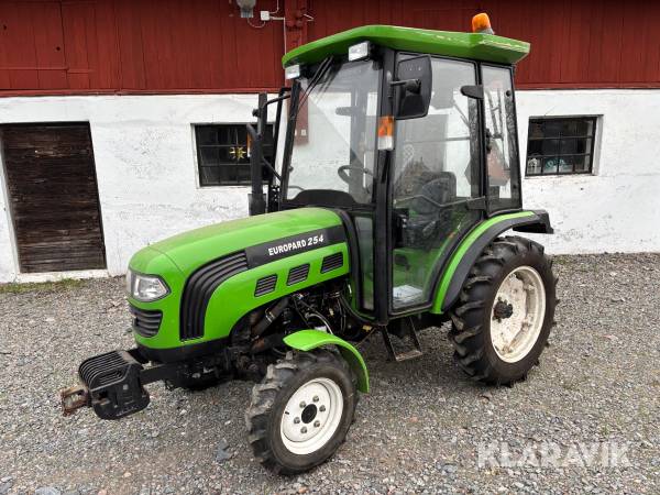Traktor Foton Lovol Europard 254 4WD med snöblad
