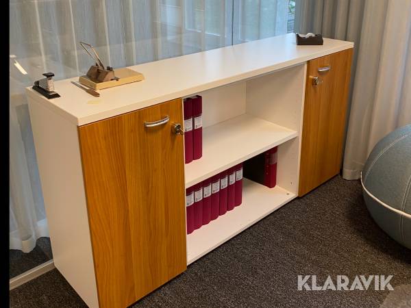 Förvaringsmöbel med hylla och 2 sidoskåp