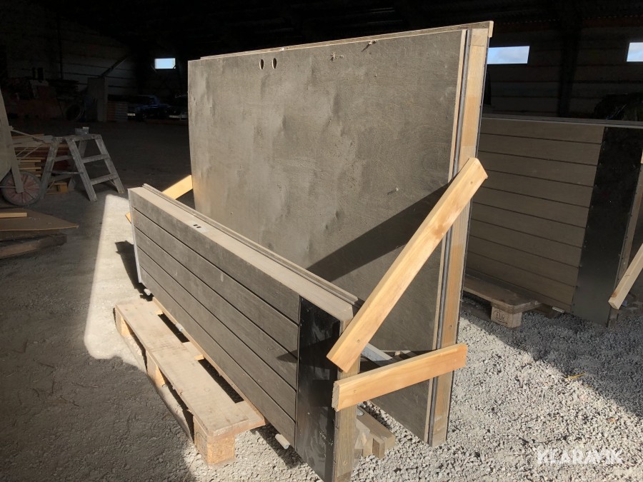 Valvade pardörrar till stall/förråd