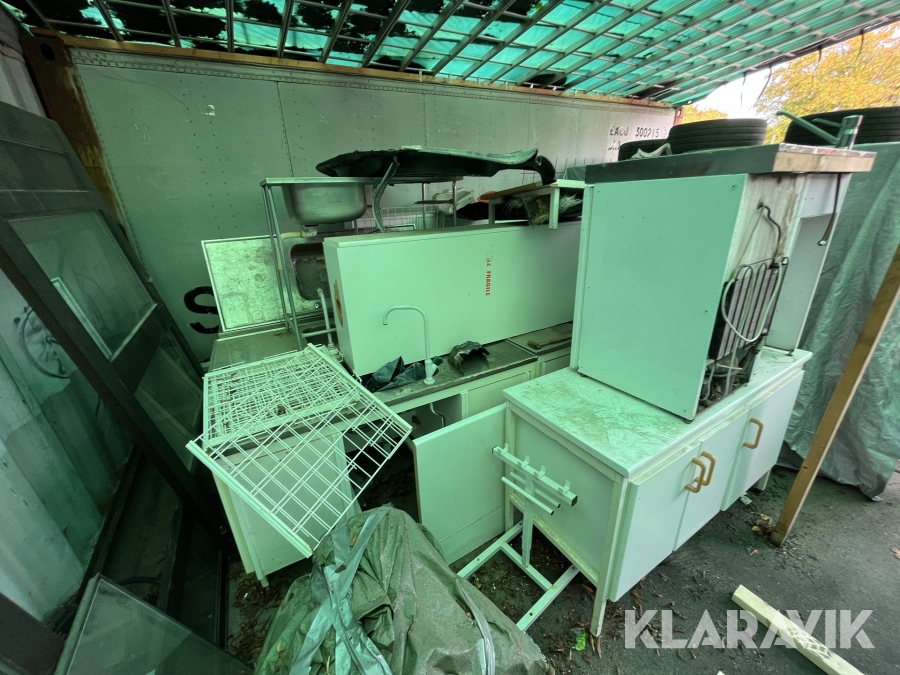 Diskbänkar och skåp ca 10st