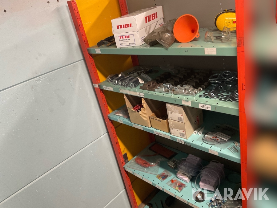 Hylla med diverse tillbehör / fästen / verktyg