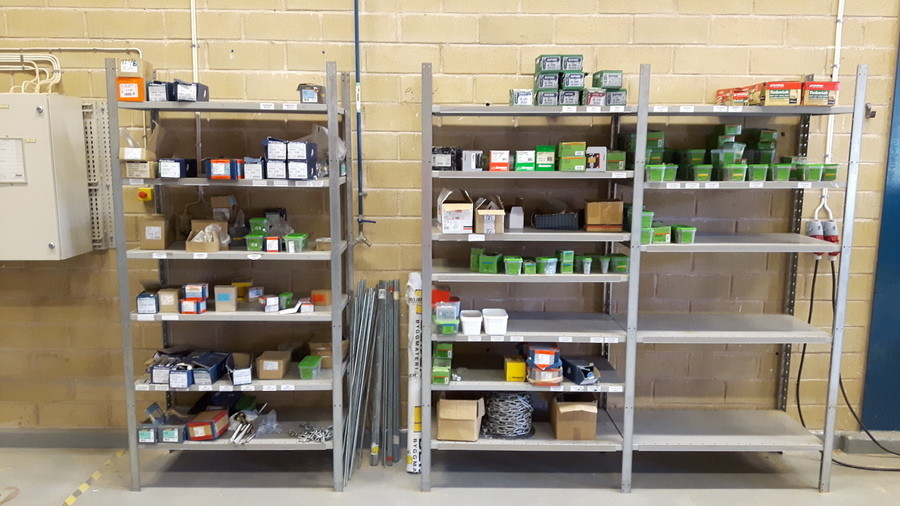 Parti med skruv,muttrar och cutters (Nya)