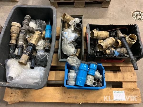 Parti med diverse rörkopplingar