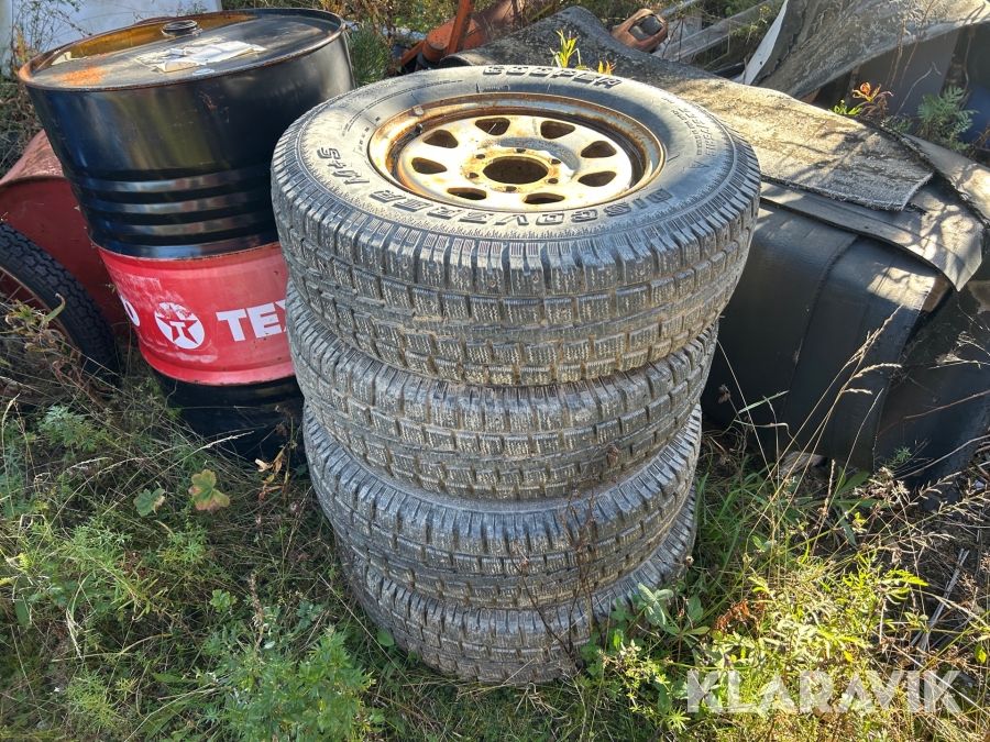 Däck 225/75R16 med fälg 4st