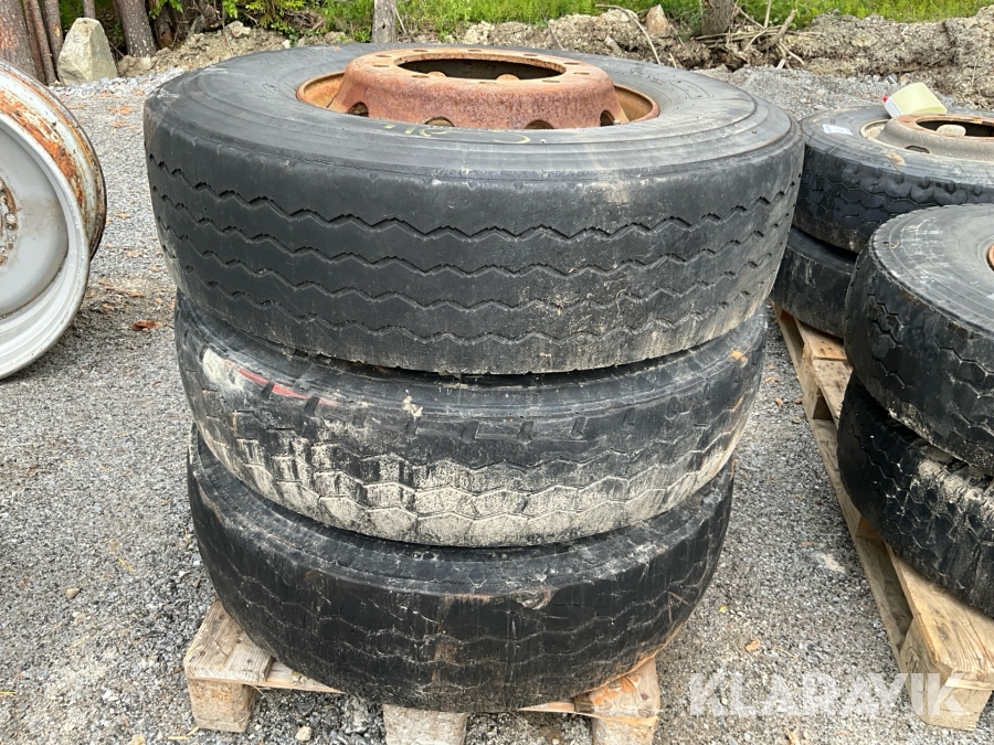 Däck Bridgestone 315/80R22.5 med fälg 3 st