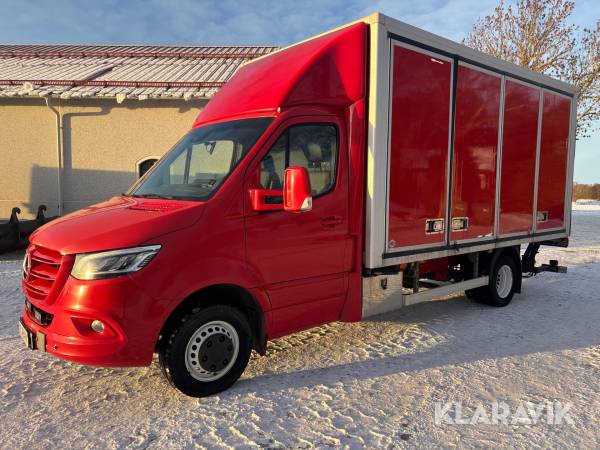 Lastbil Mercedes-Benz Sprinter med salaskåp och bakgavellift