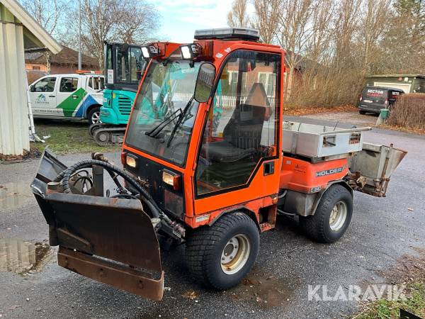 Redskapsbärare Holder C240 med Vikplog och Sandspridare