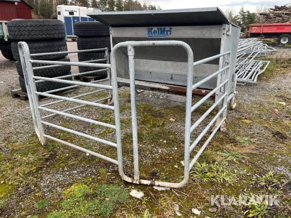 Foderhäck/ foderautomat med kalvsluss