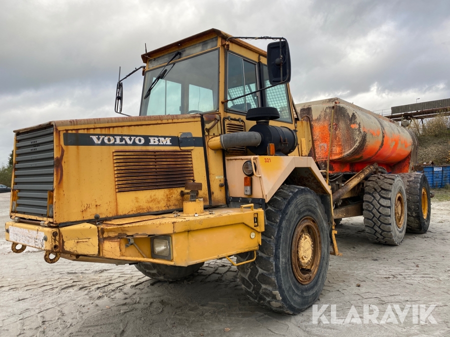 Dumper Volvo A25 med vattentank och flak