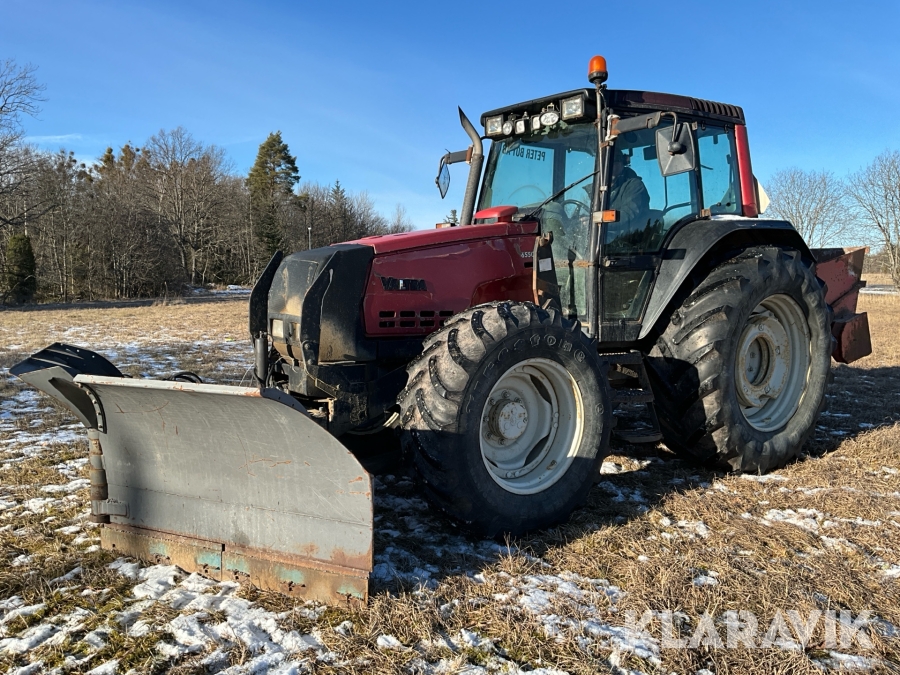 Traktor Valtra 6550 HiTech med Vikplog och lastare