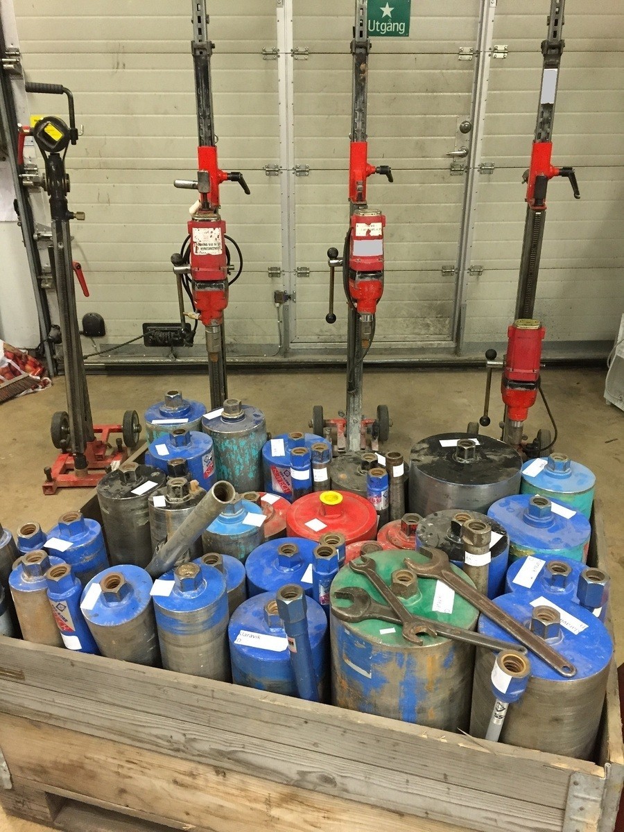 3 st kärnborrmaskiner med stativ + 44 st kärnborr