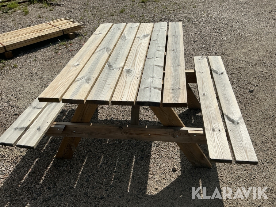 Bord med uppfällbar bänk