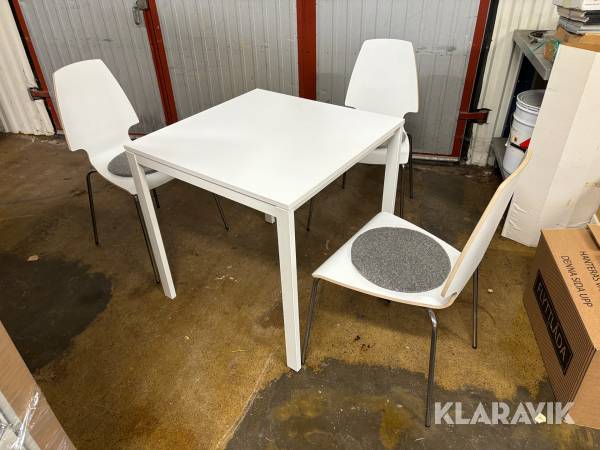 Bord med stolar