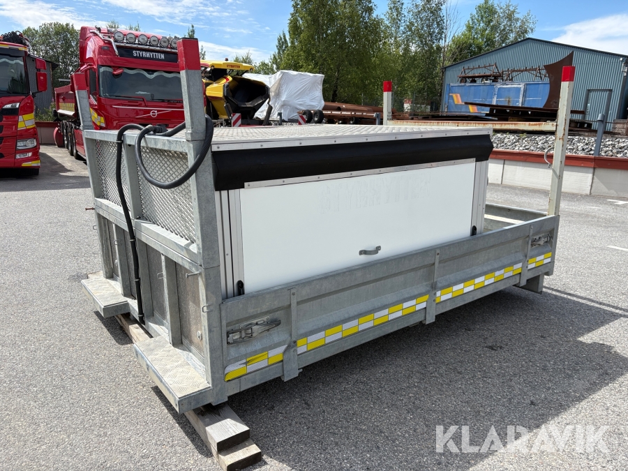 Flak med kåpa till bandvagn Vallavagnar Bålsta släpet