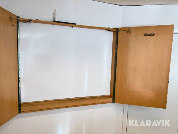 Väggmonterat skåp i trä med whiteboardtavla
