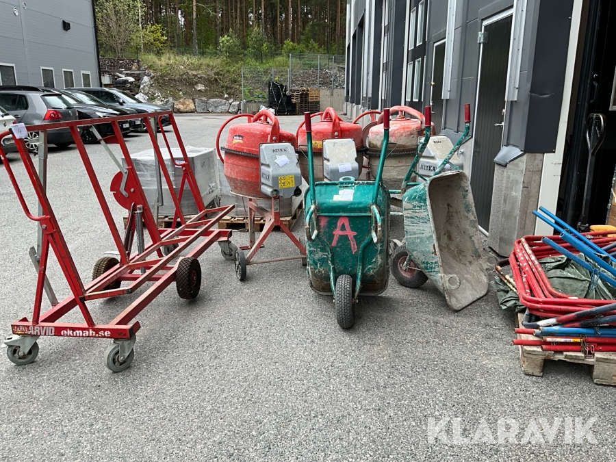 Byggutrustning cementblandare, gipsvagn, skottkärror, bockar