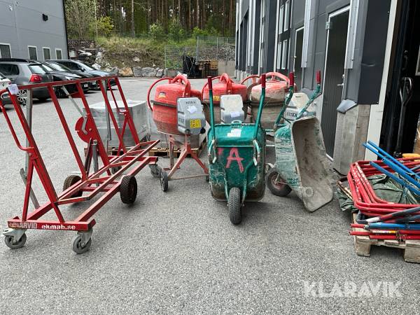 Byggutrustning cementblandare, gipsvagn, skottkärror, bockar