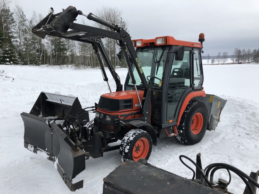 Kompakttraktor Kubota ST 30 med tillbehör