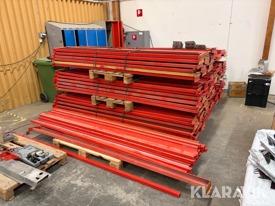 Parti med pallstallage bärbalkar och stopbalkar EAB City pallställ