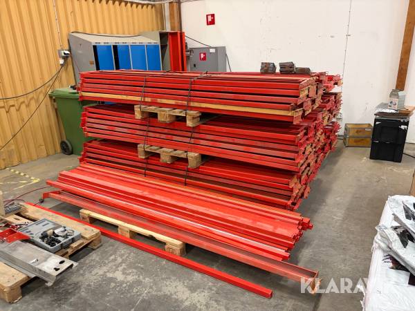 Parti med pallstallage bärbalkar och stopbalkar EAB City pallställ