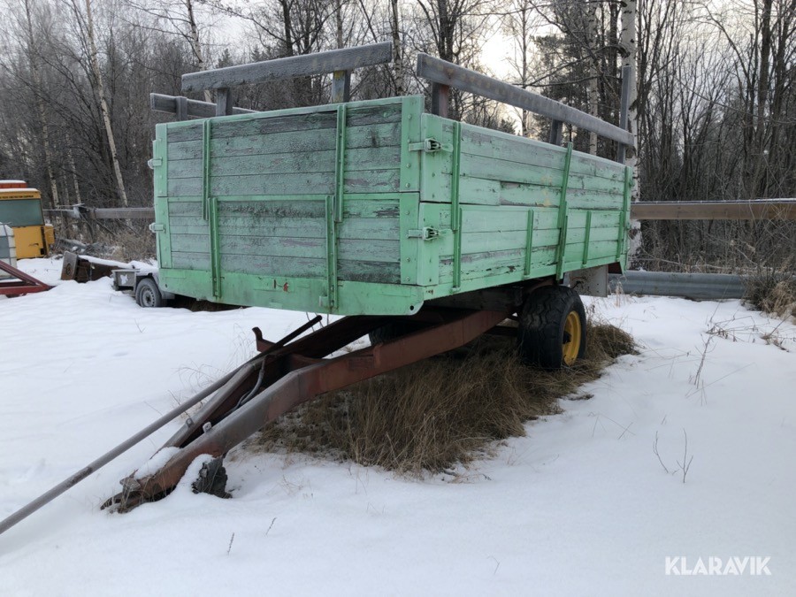 Traktorkärra med med trälämmar och tipp
