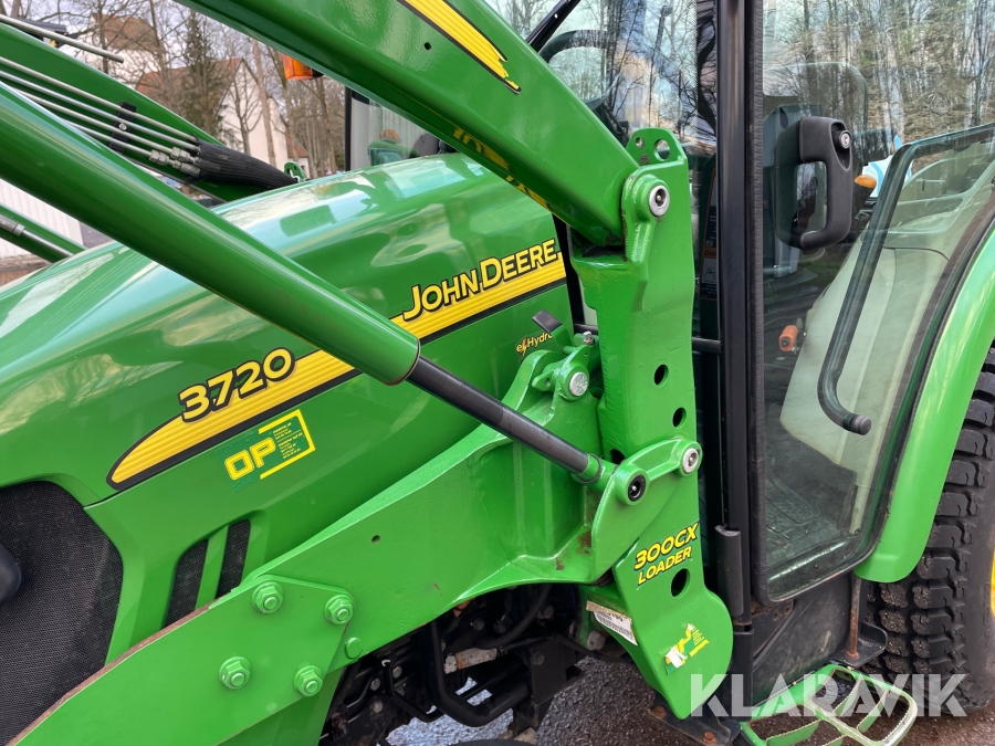 Traktor John Deere 3720 med redskap