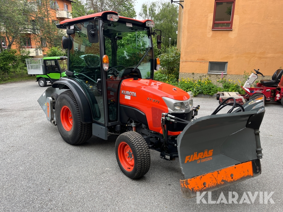Traktor Kubota ST371