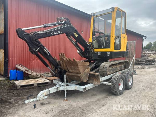 Grävmaskin Volvo EC25 med redskap och trailer