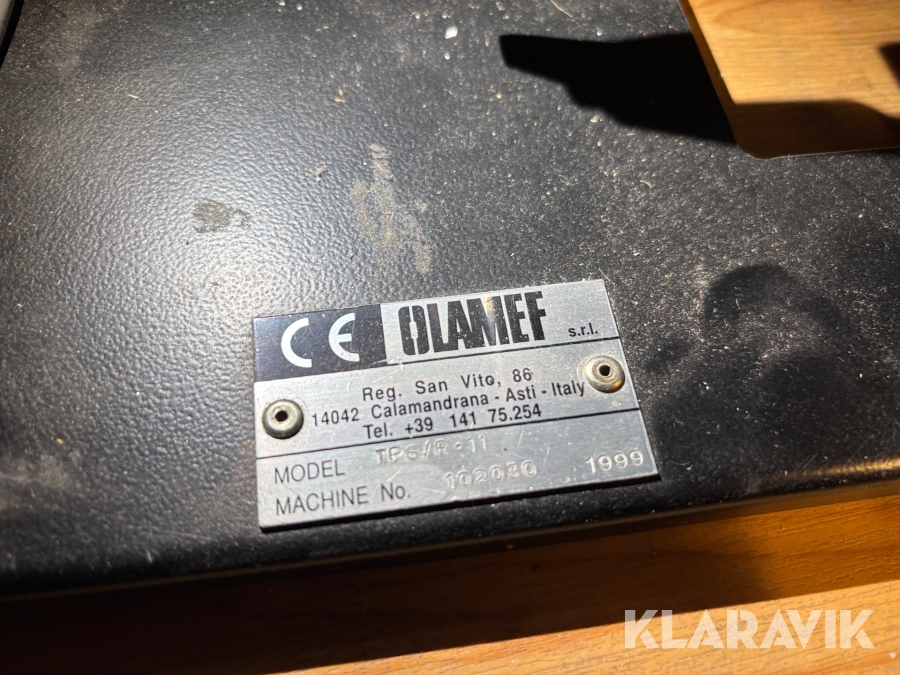 Rullbord med maskiner för klippning av ben på elektronikkomponenter