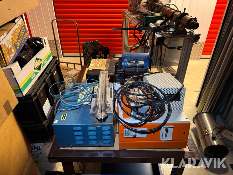 Rullbord med maskiner för klippning av ben på elektronikkomponenter