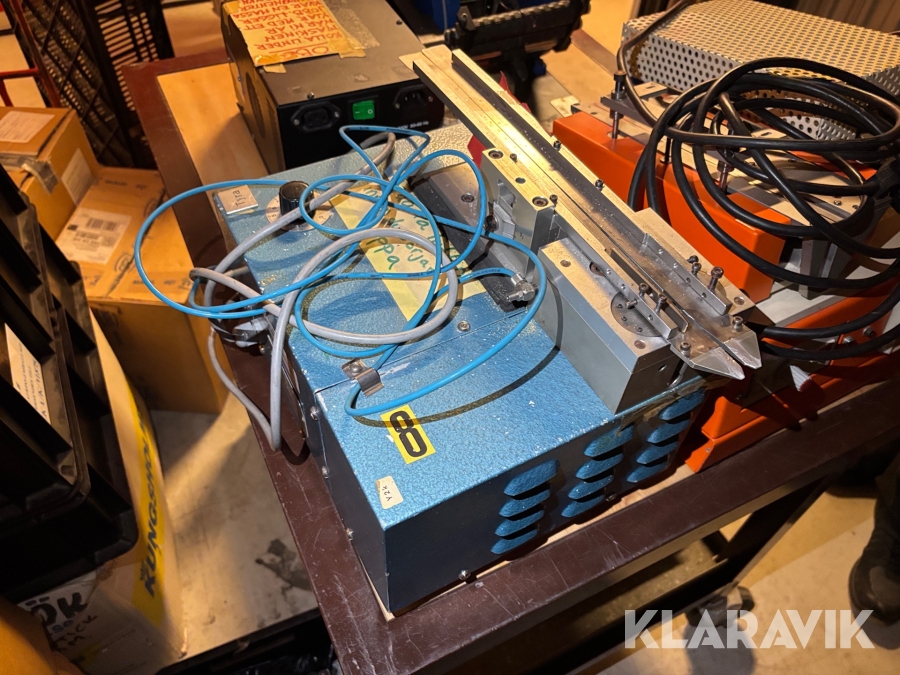Rullbord med maskiner för klippning av ben på elektronikkomponenter