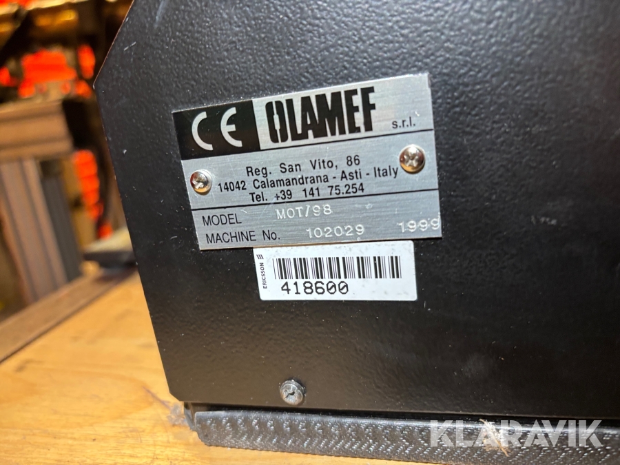 Rullbord med maskiner för klippning av ben på elektronikkomponenter