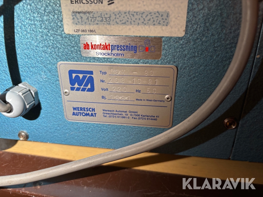 Rullbord med maskiner för klippning av ben på elektronikkomponenter