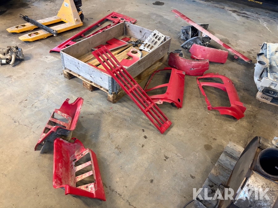 Tillbehör som lyktor och plast till front Volvo FH16 580