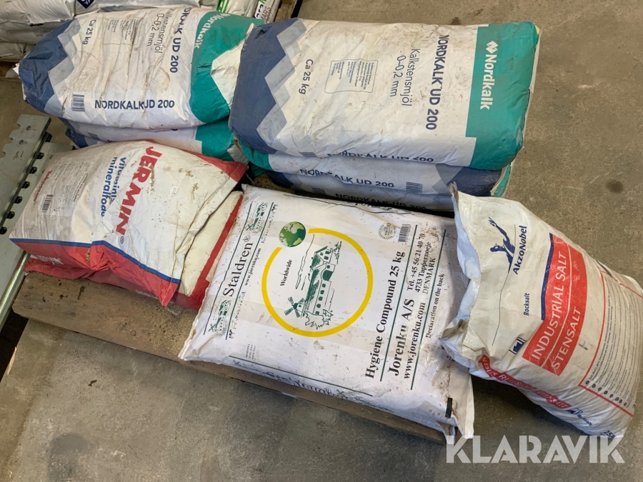 Pall med kalk, stallrengöring och mineralfoder Nordkalk, Jermin, Staldren