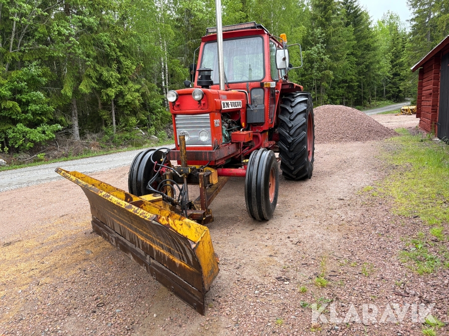 Traktor Volvo BM T 700 plog utrustad