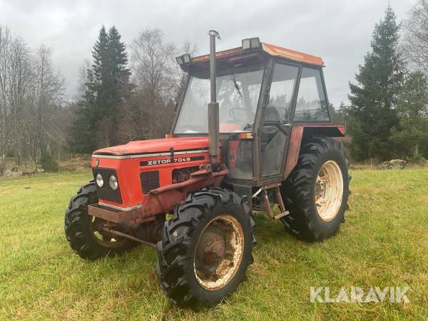 Veterantraktor Zetor 7045 med frontlastare