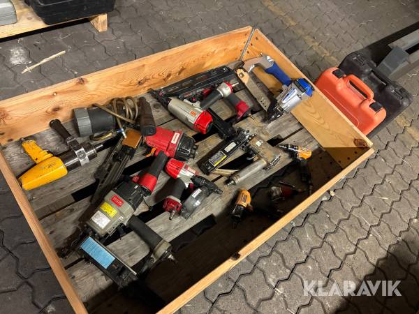 Pall med Tryckluftsdrivna Spikpistoler m.m Blandade märken och modeller 14 st