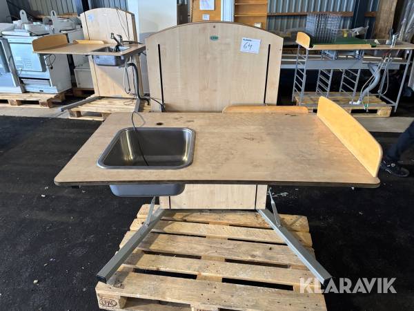 Eldrivet skötbord med tvättho Jeltec Lyfta 120 1st