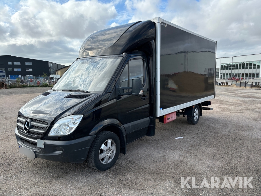 Skåpbil Mercedes-Benz Sprinter 319 med bakgavellift