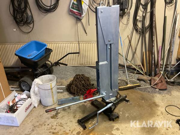 Kran med hydraulkolv svängbar