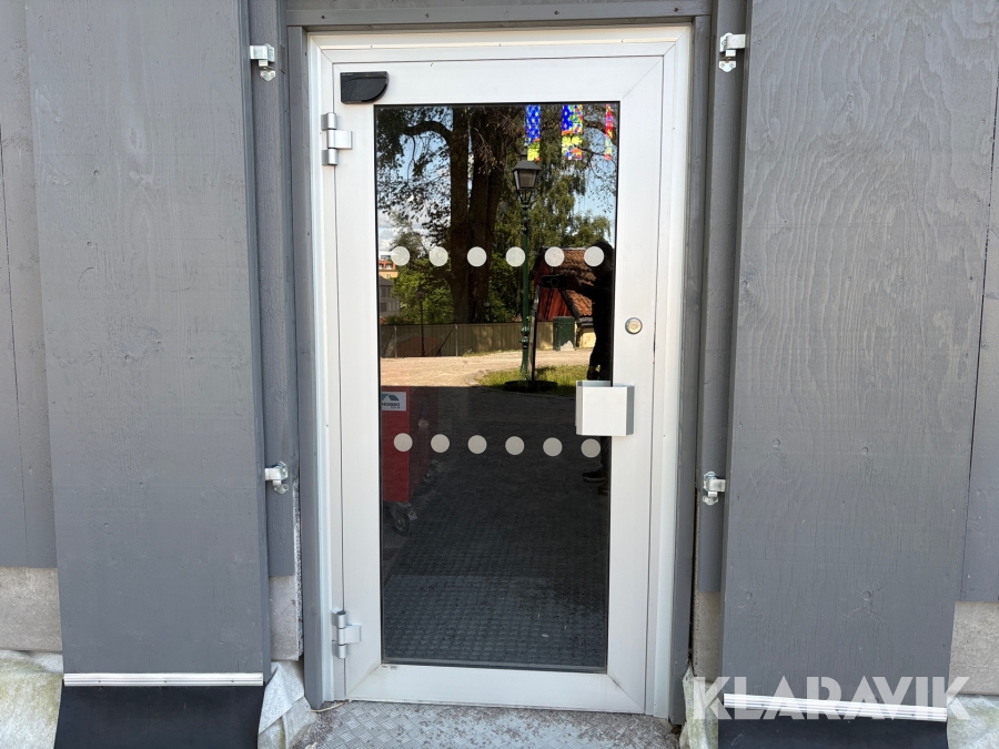 Aluminiumdörr Sapa SFB 2050 med karm och rörelsesensor