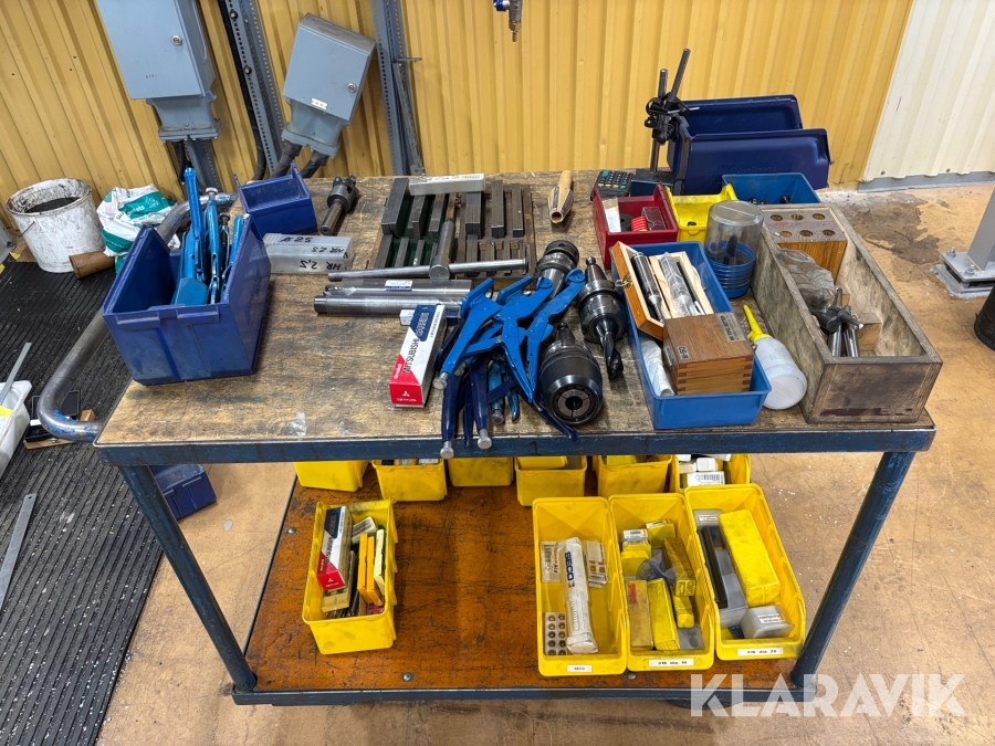 Parti med diverse frästillbehör