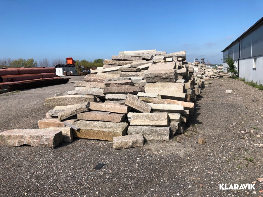 Begagnad råkantsten i svensk granit 