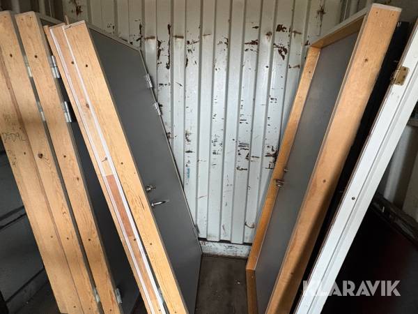 Massiva dörrar med karmar 6 st