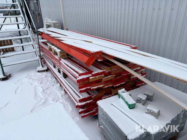 Parti med pallstallage bärbalkar och stopbalkar EAB City pallställ