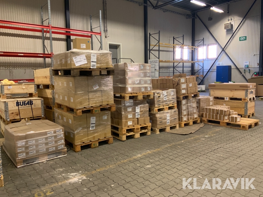 Flera  pallar av Nockbeslag, gångjärn, klammer, bulthylsor m.m  