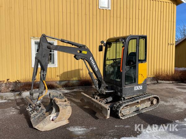 Grävmaskin Volvo ECR25D med tiltfäste och redskap