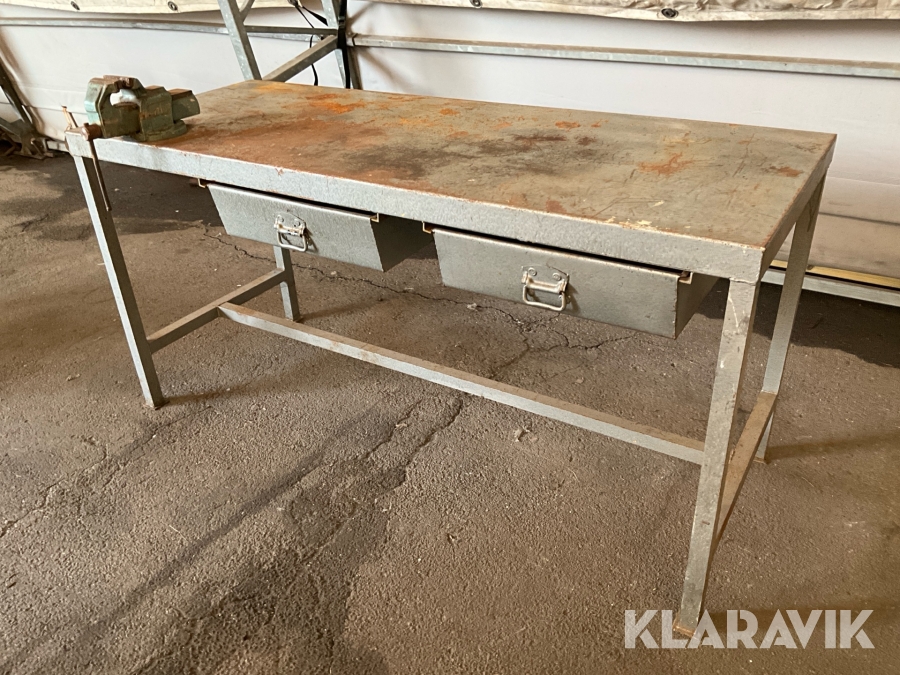 Arbetsbänk med skruvstäd