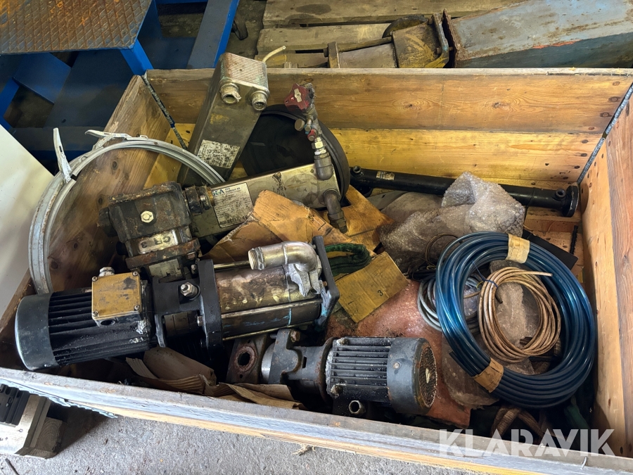 Diverse vattenpumpar och kylflänsar